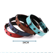 COLLAR CON TACHUELAS.